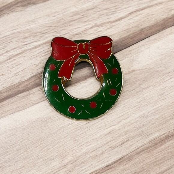 Vintage Pin Brooch Gold Toned Christmas Wreath With Red Green Enamel - Picture 1 of 4